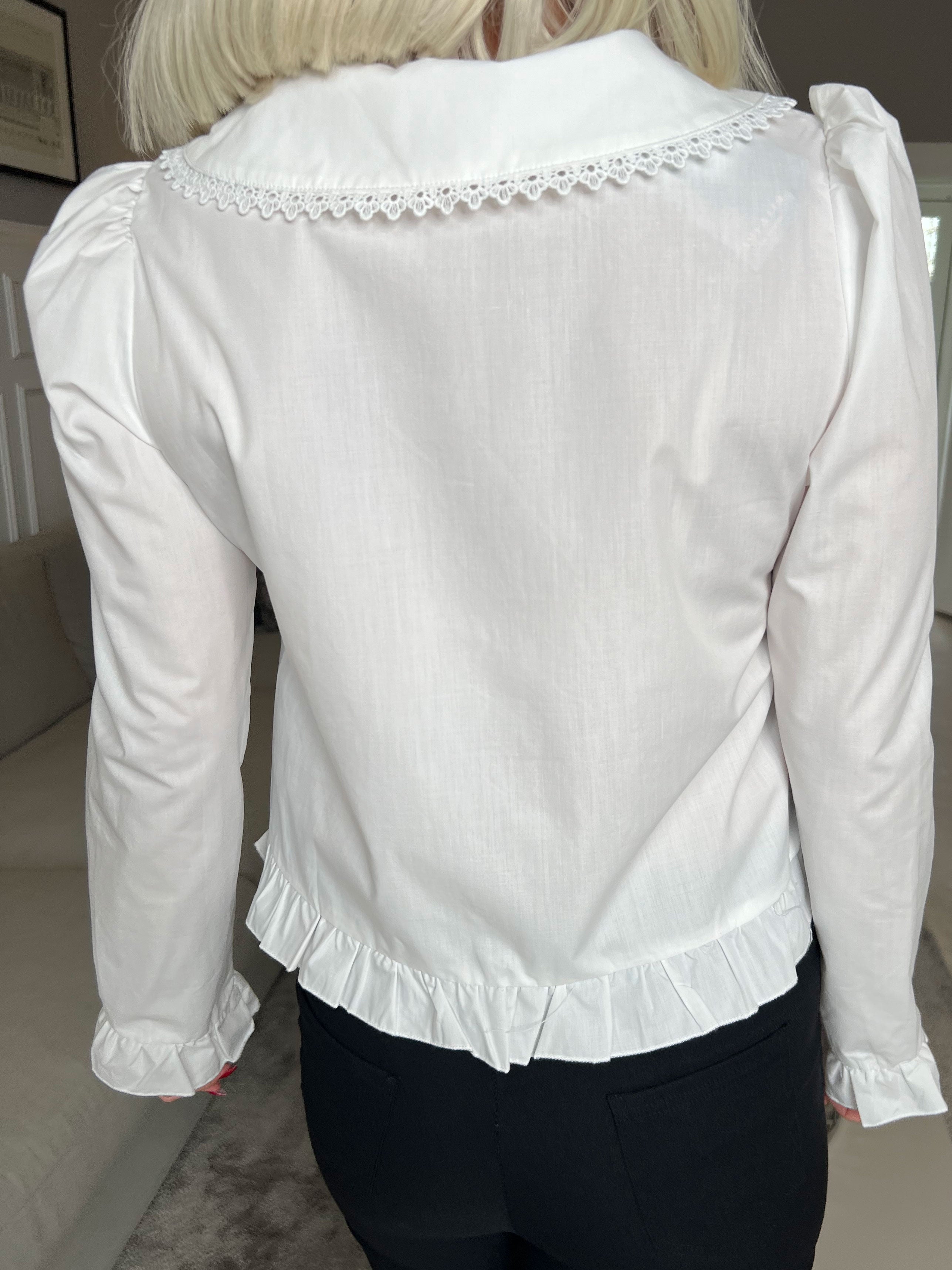 Lara - Feminin skjorte med fine flæser og broderinger